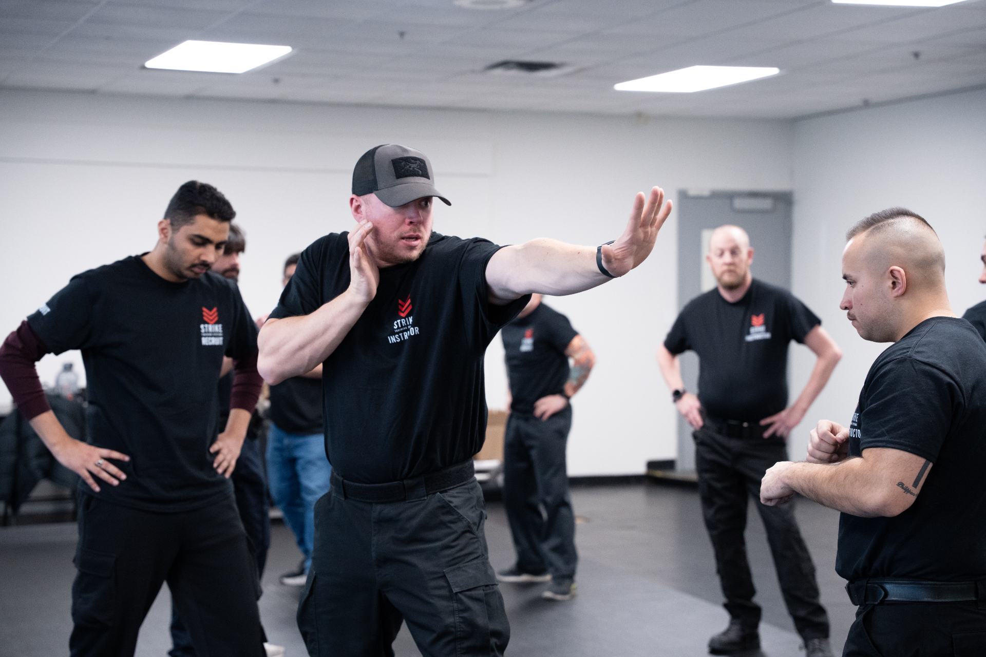 strike-training-systems-calgary-instructor-defensive-guard-technique-demo-01-Calgary