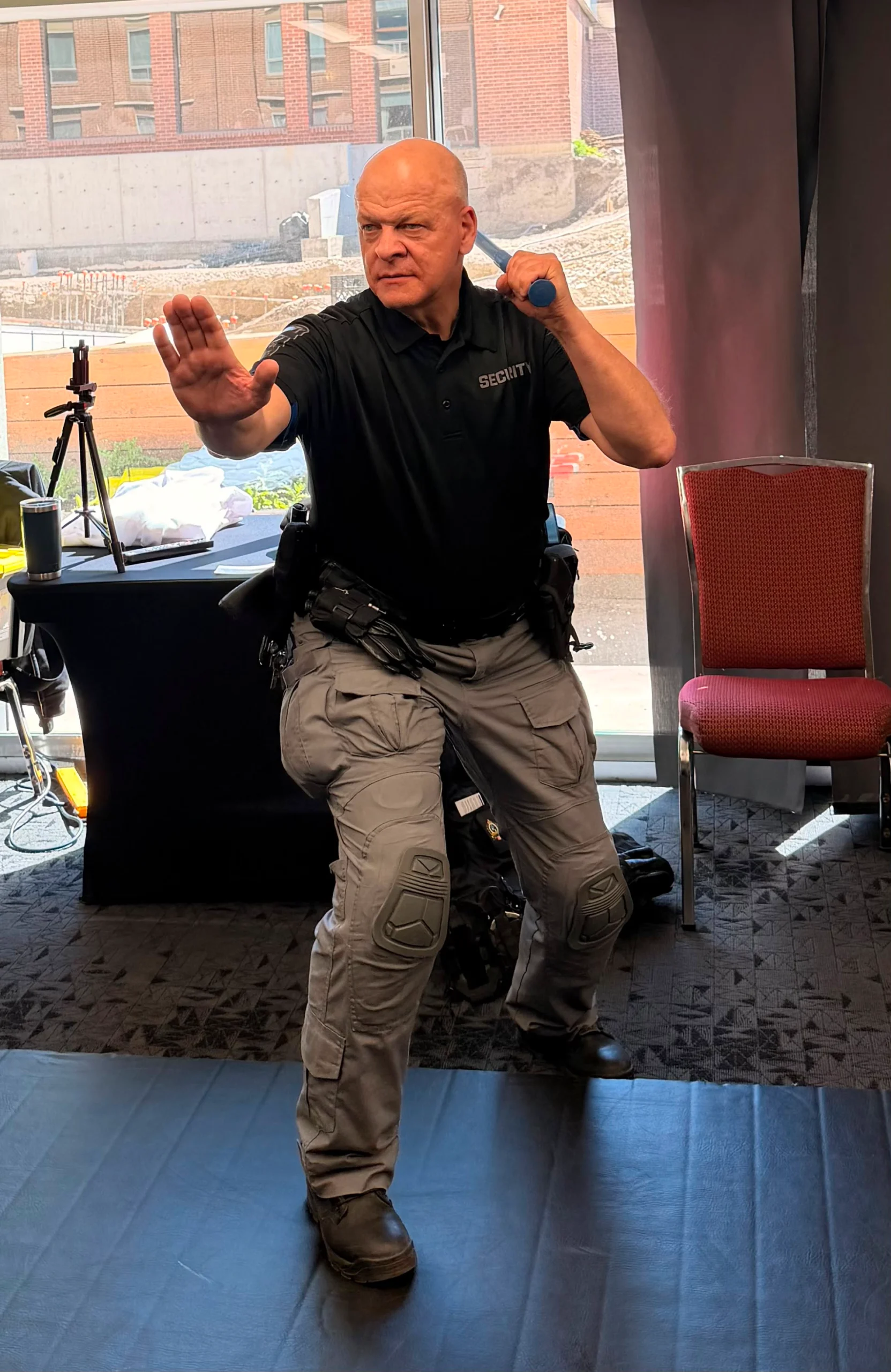 strike-training-systems-calgary-security-officer-baton-ready-stance-01-Calgary